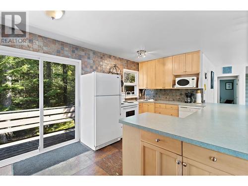 5508 Eagle Bay Road, Eagle Bay, BC - Indoor Photo Showing Kitchen