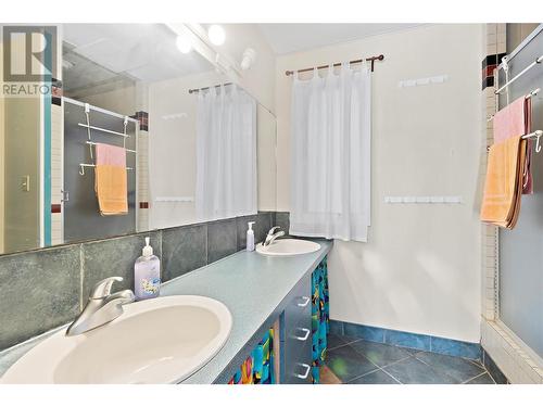 5508 Eagle Bay Road, Eagle Bay, BC - Indoor Photo Showing Bathroom