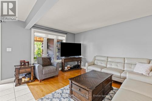 7720 Yvette Crescent, Niagara Falls, ON - Indoor Photo Showing Living Room