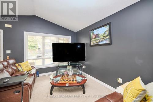7921 Spring Blossom Drive, Niagara Falls, ON - Indoor Photo Showing Living Room
