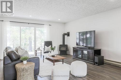 25 Brotherston Road, Kawartha Lakes, ON - Indoor Photo Showing Living Room