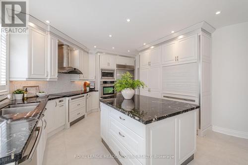 4 Stonehart Street, Caledon, ON - Indoor Photo Showing Kitchen With Upgraded Kitchen