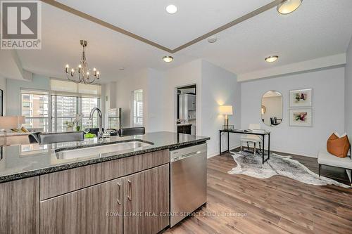 712 - 551 Maple Avenue, Burlington, ON - Indoor Photo Showing Kitchen With Upgraded Kitchen