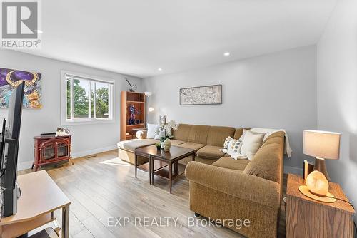 2 Willow Street, St. Catharines, ON - Indoor Photo Showing Living Room
