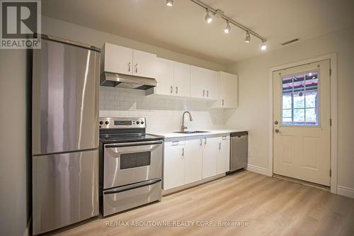 49 Fairleigh Avenue S, Hamilton, ON - Indoor Photo Showing Kitchen