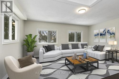 152 Owen Street, Barrie, ON - Indoor Photo Showing Living Room