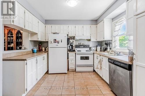 76 - 333 Meadows Boulevard, Mississauga, ON - Indoor Photo Showing Kitchen With Double Sink