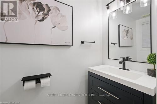 973 Knotty Pine Grove, Mississauga, ON - Indoor Photo Showing Bathroom