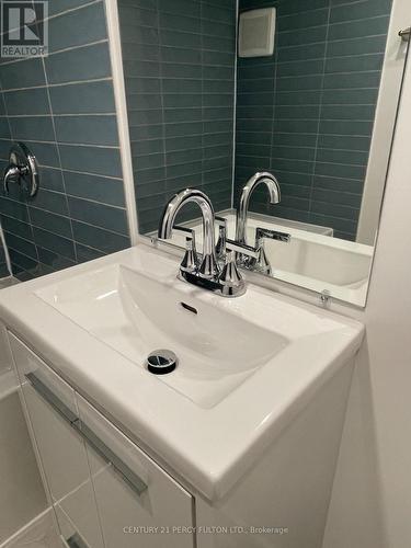 4 - 358 Walmer Road, Toronto, ON - Indoor Photo Showing Bathroom