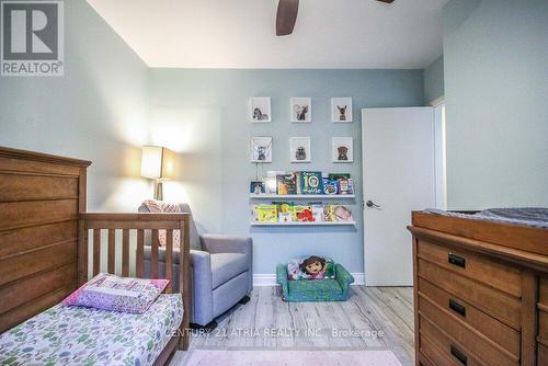 7 Child Drive, Aurora, ON - Indoor Photo Showing Bedroom
