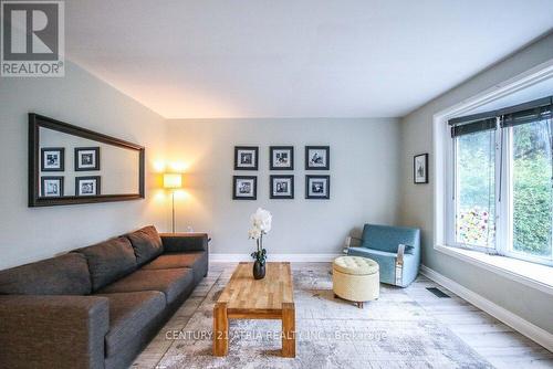 7 Child Drive, Aurora, ON - Indoor Photo Showing Living Room