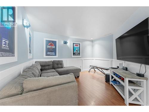 2049 Skyview Crescent, Lumby, BC - Indoor Photo Showing Living Room