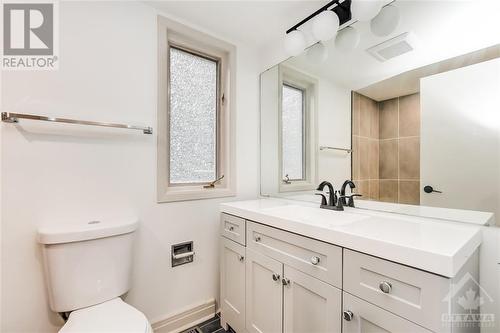 5 Sandhurst Court, Ottawa, ON - Indoor Photo Showing Bathroom
