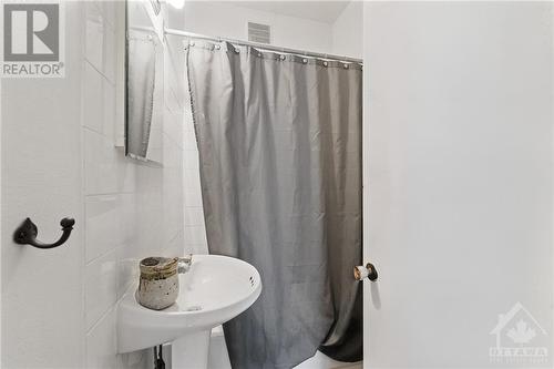 129 Concord Street S, Ottawa, ON - Indoor Photo Showing Bathroom