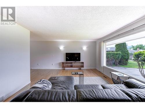 1462 Lombardy Square, Kelowna, BC - Indoor Photo Showing Living Room