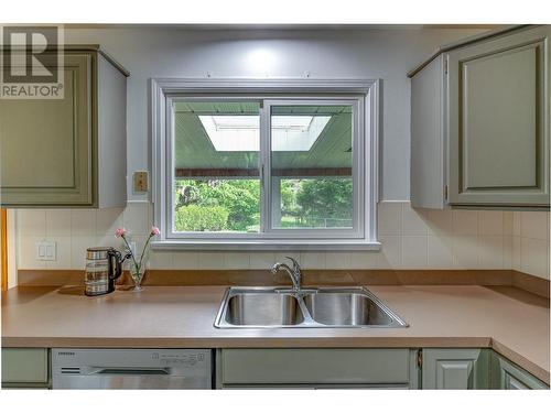 1462 Lombardy Square, Kelowna, BC - Indoor Photo Showing Kitchen With Double Sink