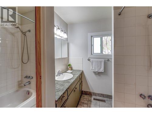 1462 Lombardy Square, Kelowna, BC - Indoor Photo Showing Bathroom