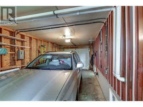 1462 Lombardy Square, Kelowna, BC - Indoor Photo Showing Garage