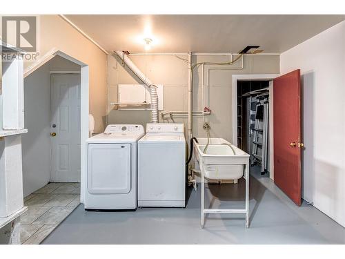 1462 Lombardy Square, Kelowna, BC - Indoor Photo Showing Laundry Room