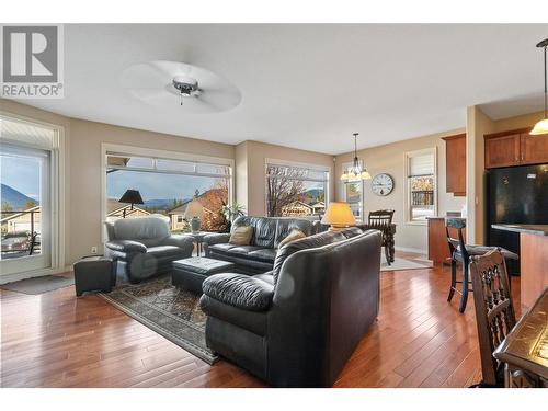 1060 17Th Street Se, Salmon Arm, BC - Indoor Photo Showing Living Room