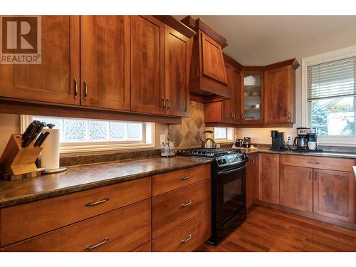 1060 17Th Street Se, Salmon Arm, BC - Indoor Photo Showing Kitchen