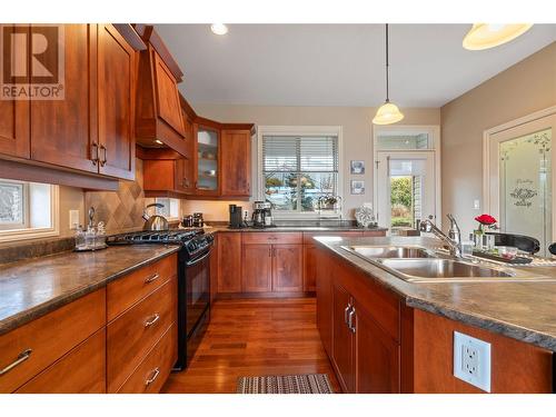 1060 17Th Street Se, Salmon Arm, BC - Indoor Photo Showing Kitchen With Double Sink