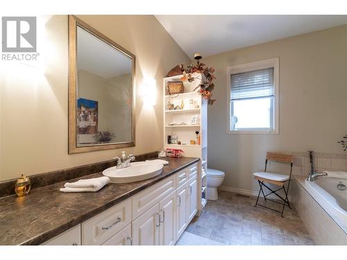 1060 17Th Street Se, Salmon Arm, BC - Indoor Photo Showing Bathroom