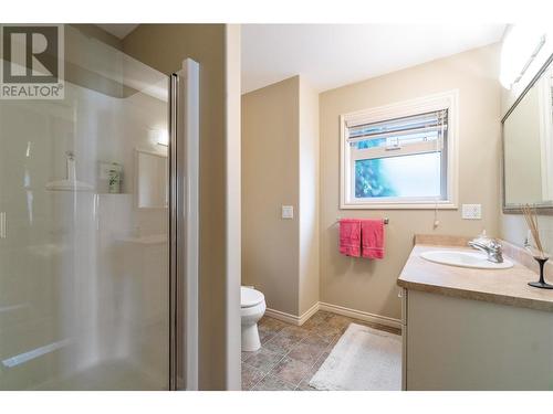 1060 17Th Street Se, Salmon Arm, BC - Indoor Photo Showing Bathroom