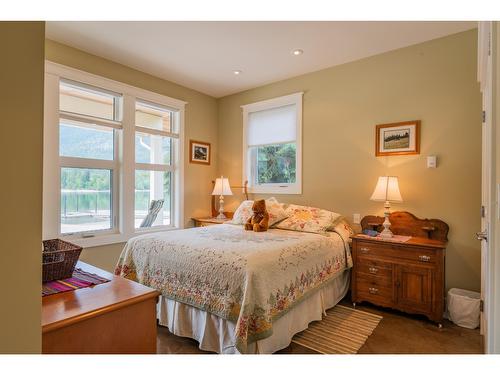 6126 Pippers Lane, Nelson, BC - Indoor Photo Showing Bedroom