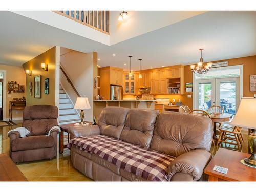 6126 Pippers Lane, Nelson, BC - Indoor Photo Showing Living Room