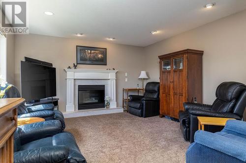 1825 Lipsett Court, Kelowna, BC - Indoor Photo Showing Living Room With Fireplace