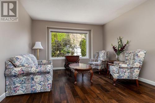 1825 Lipsett Court, Kelowna, BC - Indoor Photo Showing Living Room