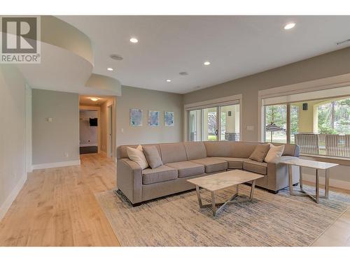 1102 Long Ridge Drive, Kelowna, BC - Indoor Photo Showing Living Room