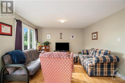 1172 South Russell Road, Russell, ON - Indoor Photo Showing Living Room