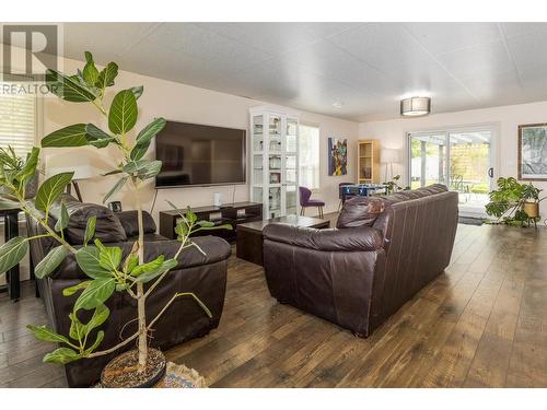 1920 13 Street Se, Salmon Arm, BC - Indoor Photo Showing Living Room
