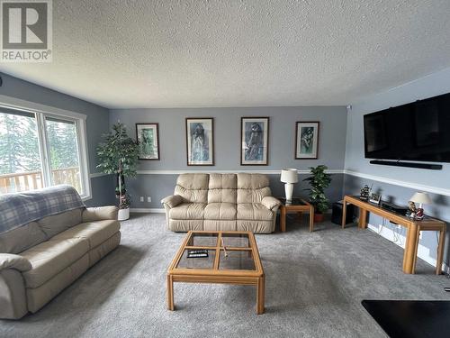 5750 Meade Road, 100 Mile House, BC - Indoor Photo Showing Living Room