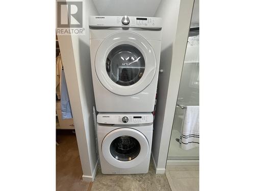 5750 Meade Road, 100 Mile House, BC - Indoor Photo Showing Laundry Room