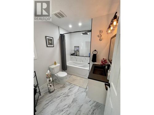 5750 Meade Road, 100 Mile House, BC - Indoor Photo Showing Bathroom