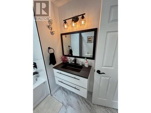 5750 Meade Road, 100 Mile House, BC - Indoor Photo Showing Bathroom