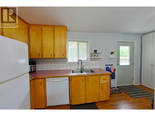 1860 15 Street Se, Salmon Arm, BC - Indoor Photo Showing Kitchen With Double Sink