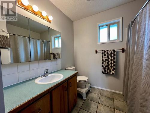 1860 15 Street Se, Salmon Arm, BC - Indoor Photo Showing Bathroom