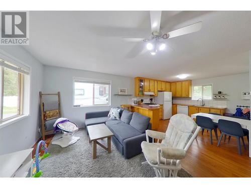 1860 15 Street Se, Salmon Arm, BC - Indoor Photo Showing Living Room
