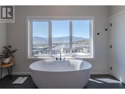174 Fawn Court, Penticton, BC - Indoor Photo Showing Bathroom