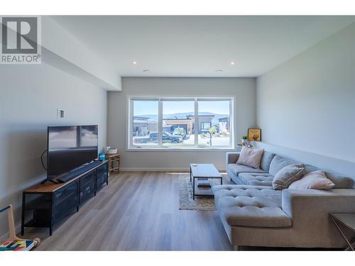 174 Fawn Court, Penticton, BC - Indoor Photo Showing Living Room