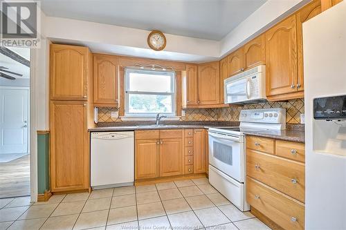 3334 Woodlawn, Windsor, ON - Indoor Photo Showing Kitchen