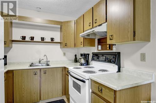 6513 Rochdale Boulevard, Regina, SK - Indoor Photo Showing Kitchen