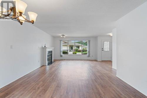 151 8Th Avenue Sw Unit# 18, Salmon Arm, BC - Indoor Photo Showing Living Room