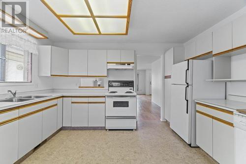 151 8Th Avenue Sw Unit# 18 Lot# 18, Salmon Arm, BC - Indoor Photo Showing Kitchen With Double Sink