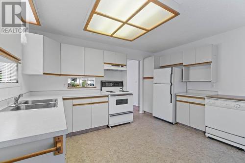 151 8Th Avenue Sw Unit# 18, Salmon Arm, BC - Indoor Photo Showing Kitchen With Double Sink