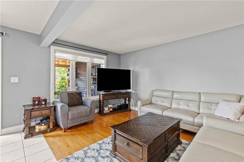 7720 Yvette Crescent, Niagara Falls, ON - Indoor Photo Showing Living Room